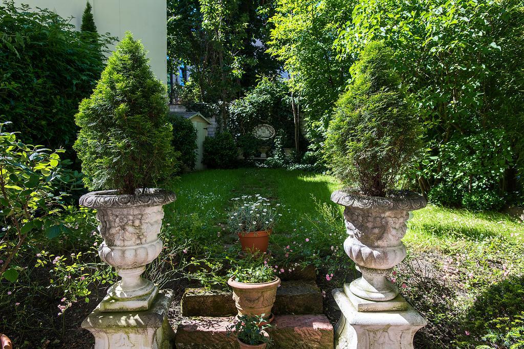 Dirazi Guesthouse & Apartments Gmbh Frankfurt am Main Exterior photo